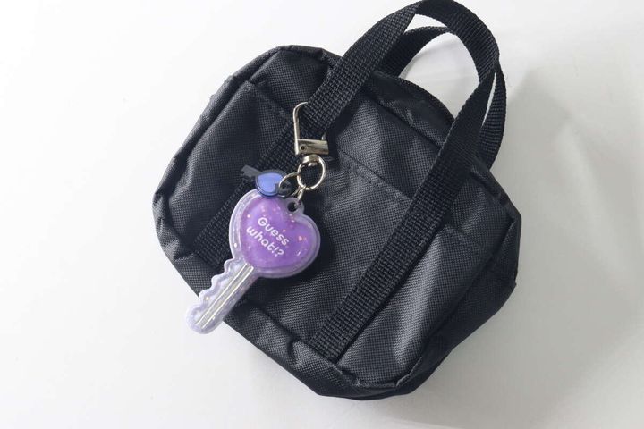 黒いミニトートバッグに鍵型キーホルダーを付けた様子