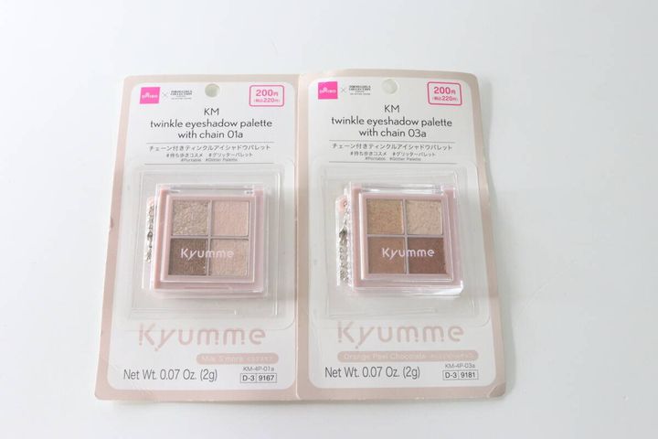 ダイソーのチェーン付きティンクルアイシャドウパレット2種がパッケージに入った状態