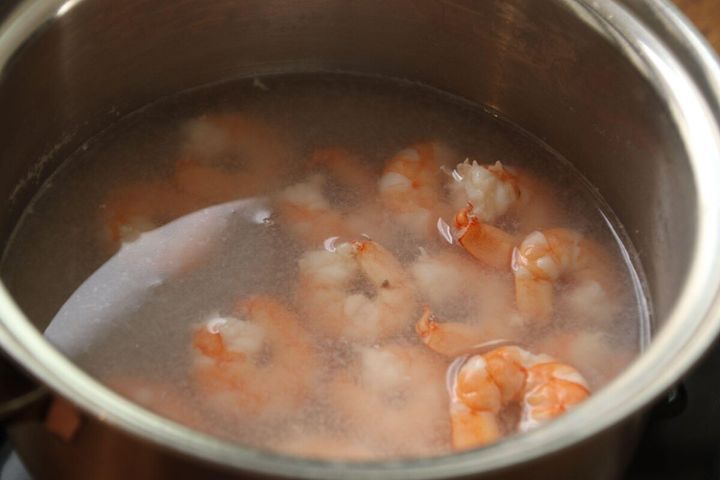 鍋で沸騰したお湯の中でエビを茹でている調理工程