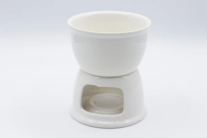 白い陶器製のフォンデュポットが置かれている