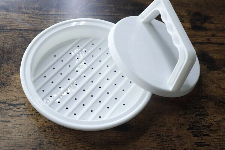 白いミートプレスが木目のテーブルに置かれている