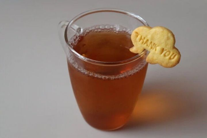 「THANK YOU」クッキーが紅茶の入ったカップのフチにかけられている