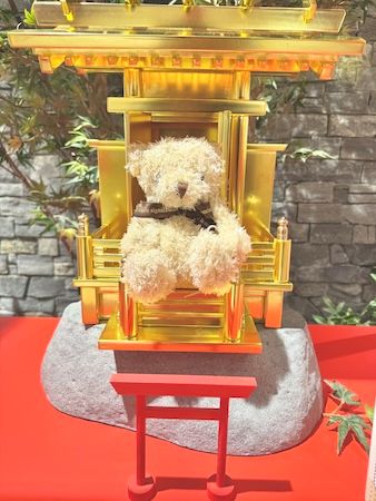 【東京都墨田区】推し活と願掛けを融合。縁起物専門店「願」に金沢金箔の金の神棚フォトスポットが登場