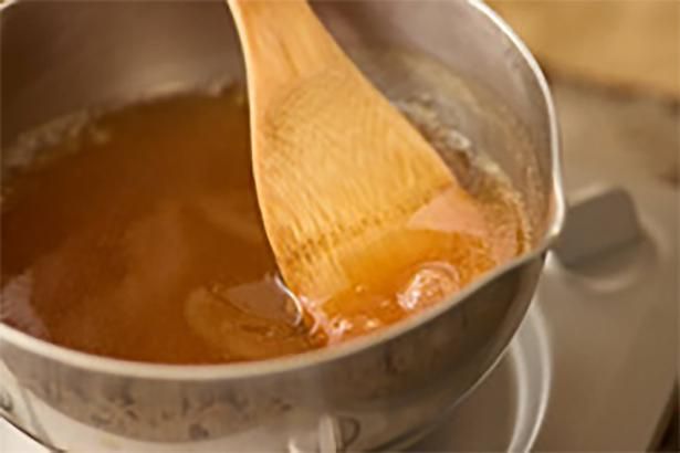 煮立ったら絶えず混ぜながら水溶き片栗粉を少しずつ加えてとろみをつける レシピ考案／池田美希 撮影／田村昌裕 スタイリング／しのざきたかこ 栄養計算／スタジオ食 編集協力／渡辺ゆき