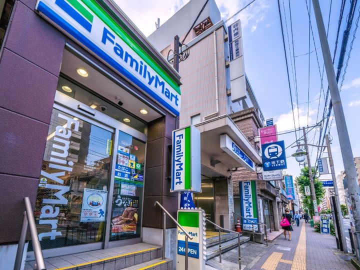 ファミリーマート公式Xは7月30日に投稿を更新。「たべる牧場ミルク」のカップ型ポーチやエコバッグなど新グッズを紹介し、話題を集めています。（サムネイル画像出典：PIXTAより）