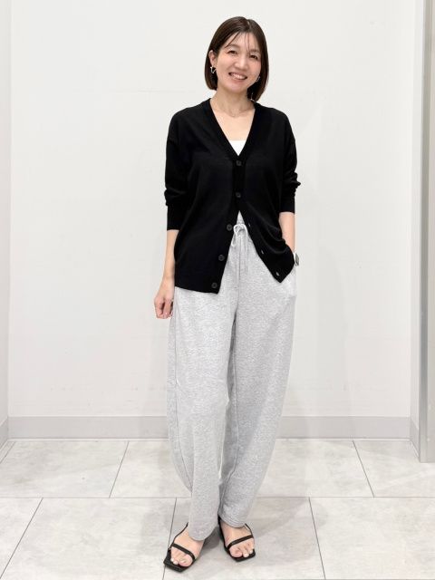 【GU】透け素材でトレンド感のあるシンプルなVカーデ