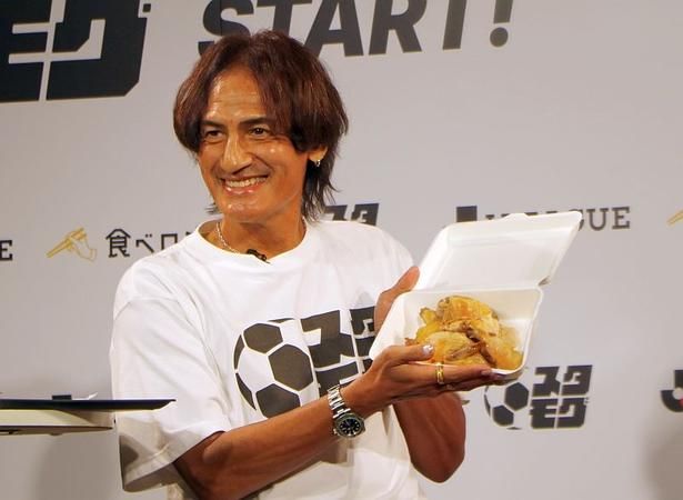 浦和レッズ「ローストチキンコオロギ」の「ローストチキン観戦パック」。丸山さんは「こんなにチキンの違う部位がいろいろと食べられるのはうれしい」と話していた