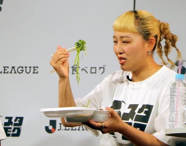 丸山さんは、東京ヴェルディのスタグル「まるみ」の「大葉まぜそば」を実食！