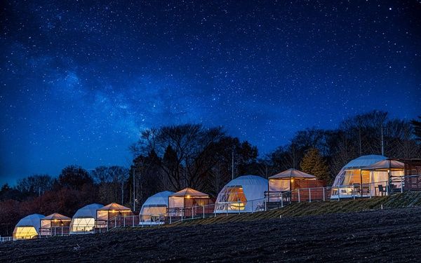 【群馬県渋川市】赤城まつりの花火観覧や夏休み旅行に。「GLAMPING HILLS AKAGI」が多彩な宿泊プランを販売