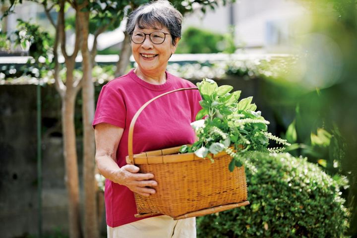着る色に迷う年代に「白いパンツ」がお守りに。83歳・多良久美子さんの軽やかコーデ習慣