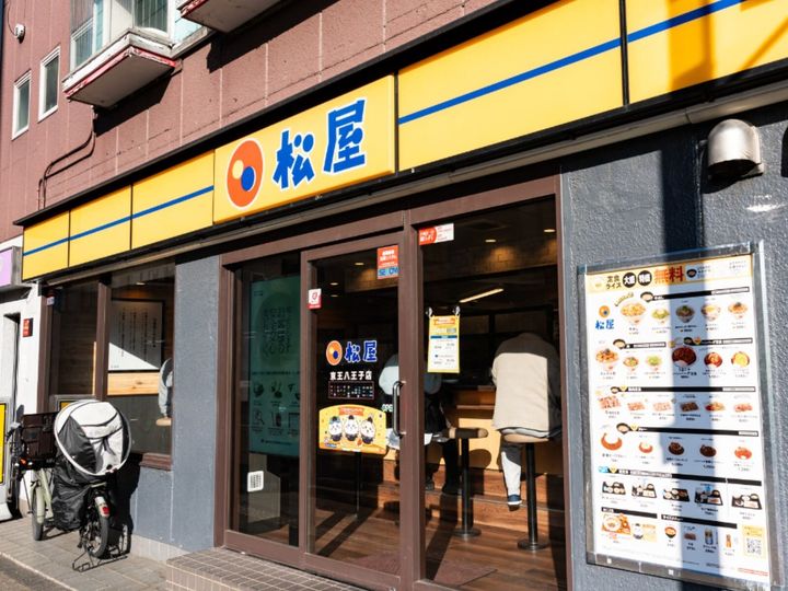 松屋公式Xは7月31日に投稿を更新。一部店舗にて8月4日10時より販売される「ミニ冷やしうどん」を告知し、話題を集めています。（サムネイル画像出典：PIXTAより）