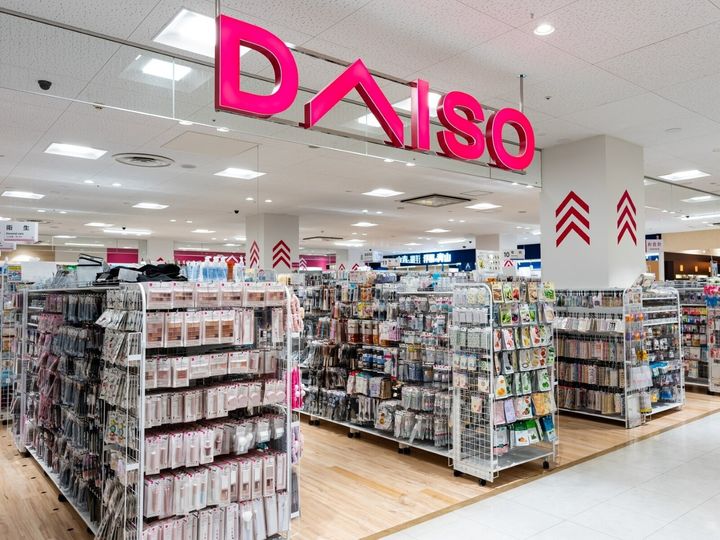 「ダイソー」から発売されている「折り畳み式ランドリーバスケット」が、容量がありながら折りたたんで収納できる便利さで人気を集めています。SNSでも反響を呼んでいる同商品の魅力を紹介します。