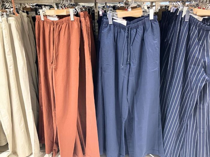 【ユニクロ】40代・50代、涼しく履ける！と大人気。売り切れ続出のイージーパンツ、買ってみた！