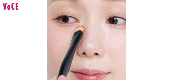 柄の端を持ち、肌表面をさする程度の力加減が◎／鼻筋横断