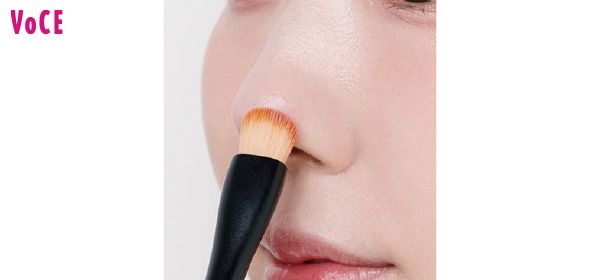柄の端を持ち、肌表面をさする程度の力加減が◎／鼻先