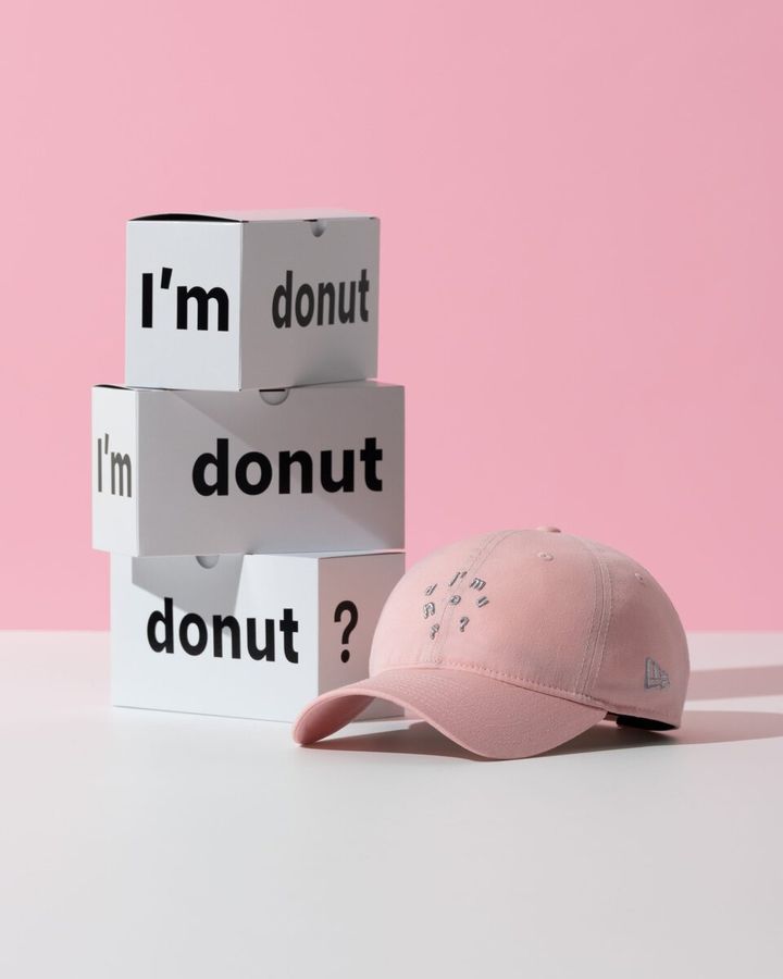 フロントにはI’m donut？のアイコンをレイアウトし、NEW ERAが得意とする立体的な刺繍で表現。シンプルながら存在感のあるデザインに仕上がっている。
