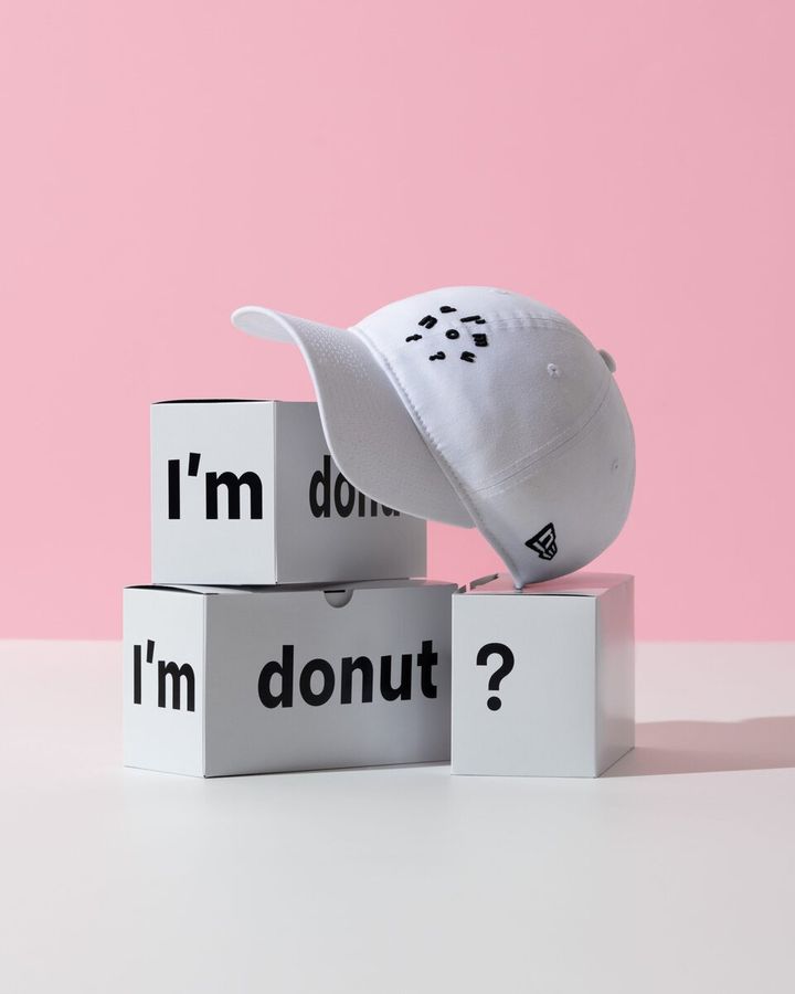 I’m donut？のアイコンをNEW ERAが得意とする立体的な刺繍で表現した、コラボレーションならではのデザインに。8月1日（土）より、I’m donut？の各店舗とNEW ERAのオンラインストアで販売開始予定となっている。