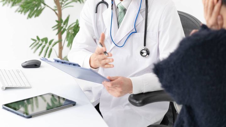 診察する医者