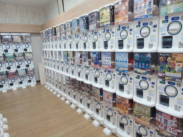 ショッピングモールのガチャガチャコーナー