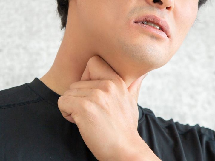 【医師が解説】食道がんは初期症状が少なく、進行しやすい危険ながんの1つです。早期発見のためには、のどや胸の違和感、食べ物のつっかえ感などのサインを見逃さないことが大切です。（※画像：Shutterstock.com）
