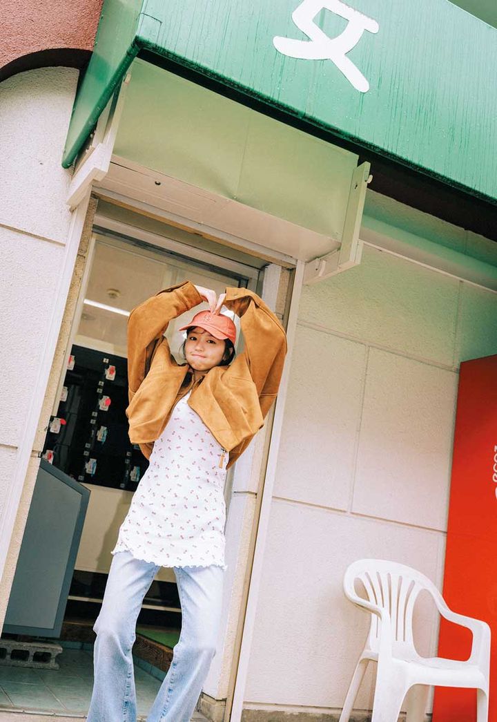 arスタイリストが組む♡ランジェリーコアアイテム別・おすすめお手本コーデ集 花柄キャミソールデニムレイヤード