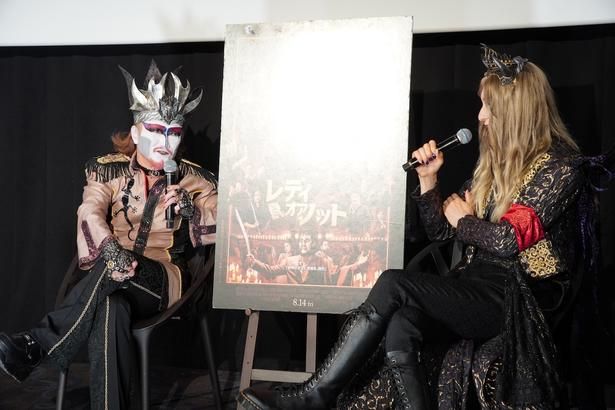 【写真を見る】「悪魔として活動する美学」を語り合ったデーモン閣下＆ダミアン浜田陛下