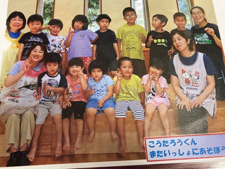 保育園留学先の先生や友達との集合写真