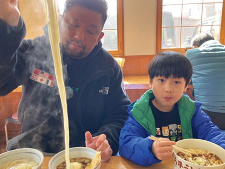 天草ちゃんぽんを食べる親子