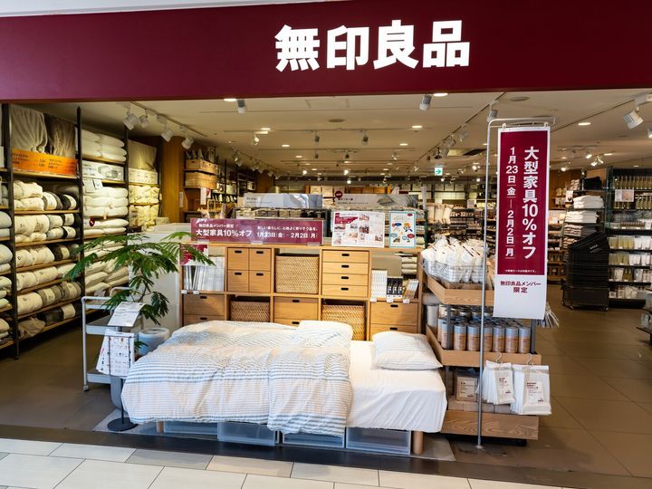 無印良品の「竹材 スリムトレーテーブル」は、丈夫な孟宗竹を使い、フチ付きの天板とスリッパラックにもなる下段を備えたコンパクトなテーブルです。再入荷を待ちわびていた人も多く、SNSで反響を呼んでいるこのアイテムを紹介します。