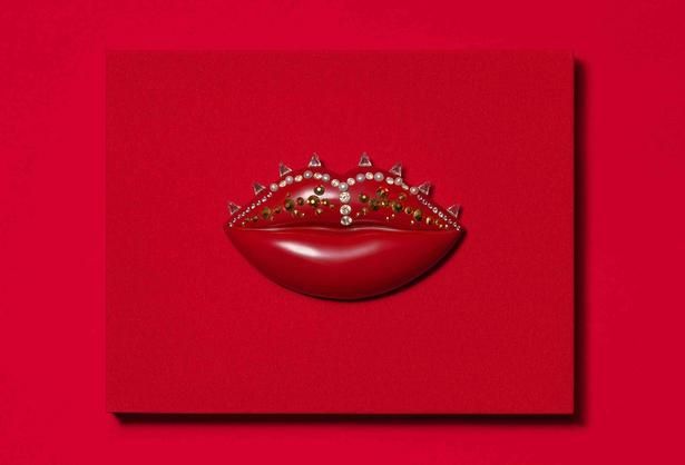 五月女晴佳「MAY LADY COSMETICS」。刹那的な「化粧」と永続的な「漆」という相反する素材を組み合わせた作品を展示