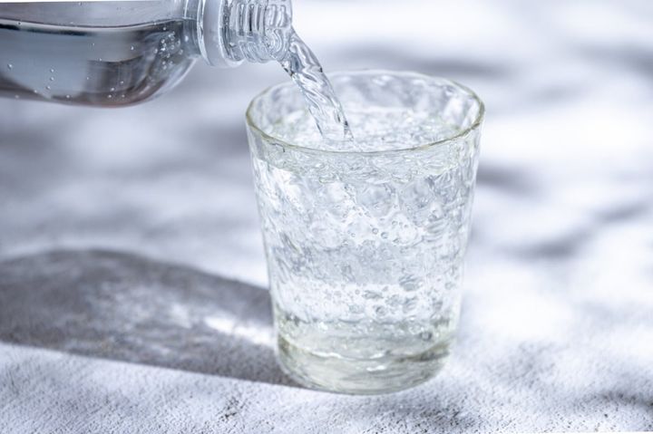 炭酸水を飲み過ぎると知覚過敏の原因に？（画像はイメージ）