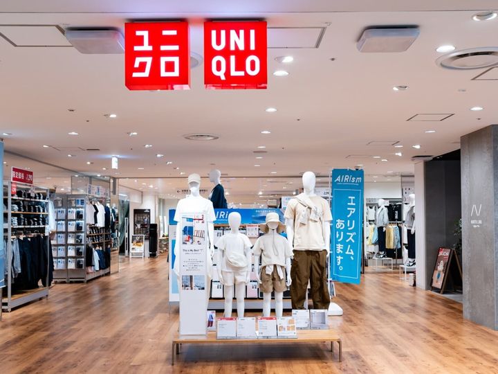 ユニクロの「ウルトラストレッチアクティブワイドパンツ」は、着た瞬間にひんやり涼しいストレッチ素材にUVカット機能を備えたワイドパンツです。ゲリラ豪雨にも負けないドライ感やコスパの良さが話題になっており、その魅力を紹介します。