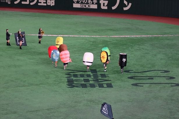 4回表終了後に行われるイニング間イベント「DAZN presents 寿司レース」。寿司の着ぐるみを着た子どもたちがレースで競う
