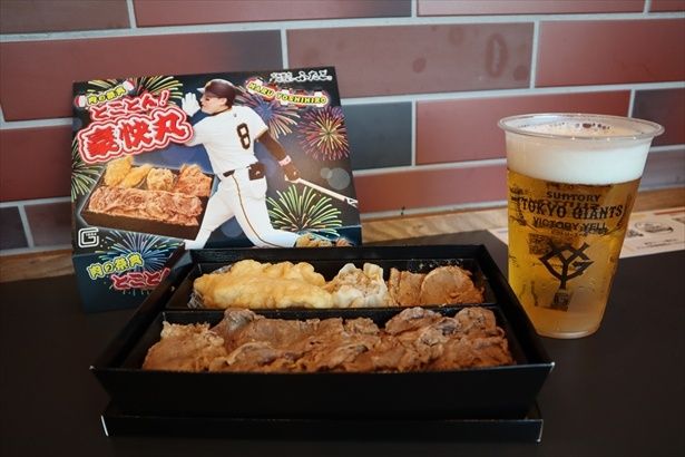 選手プロデュースグルメやオリジナルビールも！(写真の弁当は丸 佳浩選手プロデュース「肉の祭典 とことん！豪快丸」1900円、ビールは球団公式オリジナルビール「TOKYO GIANTS VICTORY YELL」1000円)