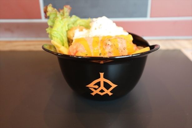 「GIANTSヘルメットカップ 明太チーズポテト＆クリスピーチキン」1580円(販売店舗：Crispy's Burger)