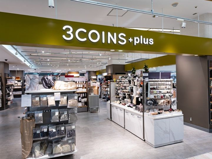 「3COINS」から発売されている「キャリーオン折りたたみバッグ：L」が、キャリーケースに装着できて容量も増やせる便利さで人気を集めています。SNSでも反響を呼んでいる同商品の魅力を紹介します。