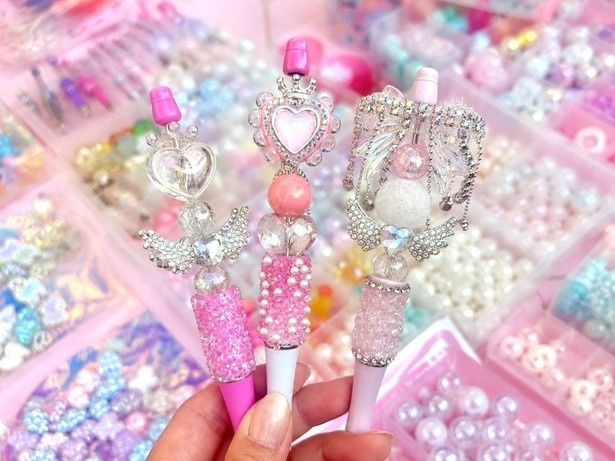 キラキラパーツを自由に組み合わせる「カスタムボールペン＆キーホルダー」(参加費1650円から)