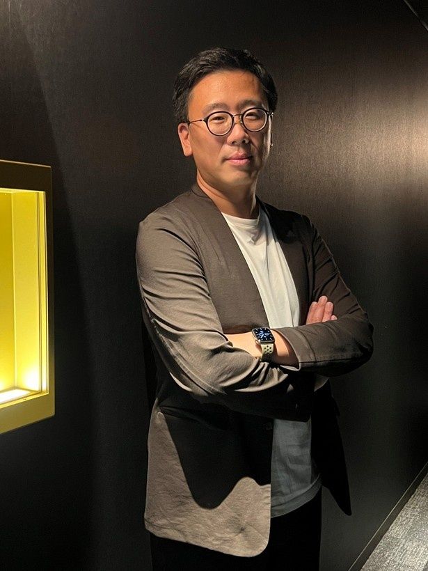MCを務める韓国エンタメジャーナリストの古家正亨さん