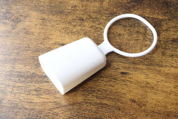 木目調のテーブルに置かれた白いマウスウォッシュコップ本体