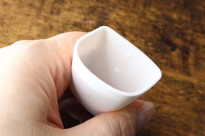 マウスウォッシュコップの内側にある10mLと20mLの目盛り線