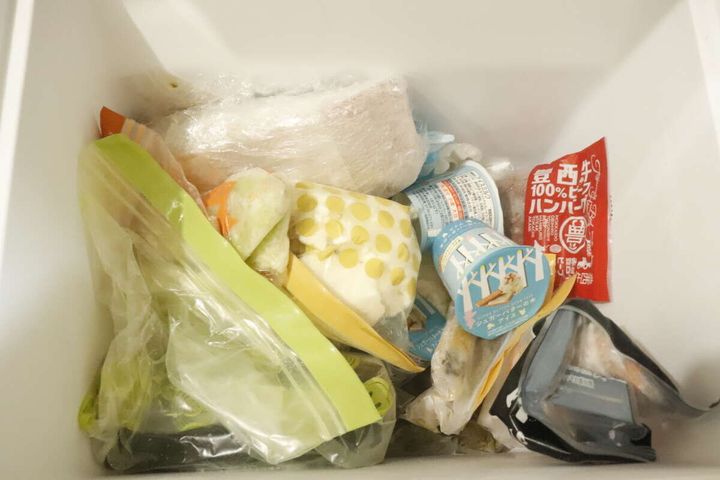 冷凍庫の中が、様々な冷凍食品でごちゃごちゃに散らかっている様子