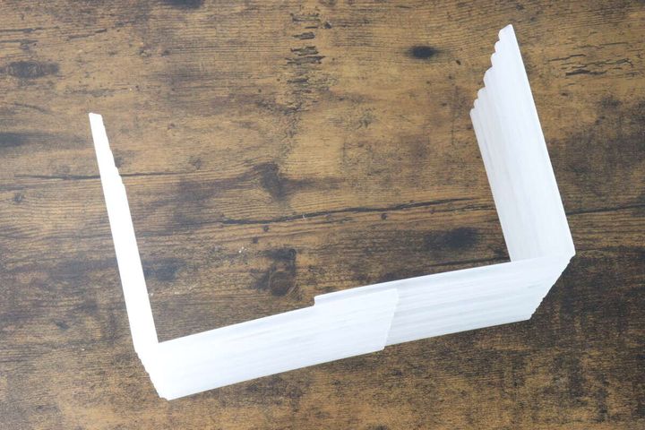 複数のフリーザーエンドがコの字型に連結され、簡易スタンドとして置かれている