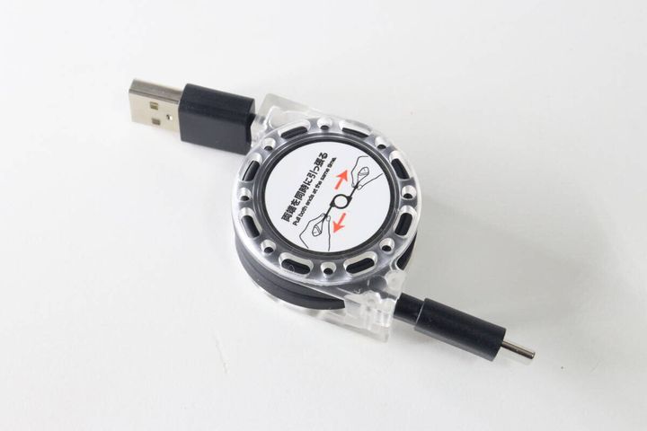 リール式充電・通信ケーブル本体と両端のコネクタ