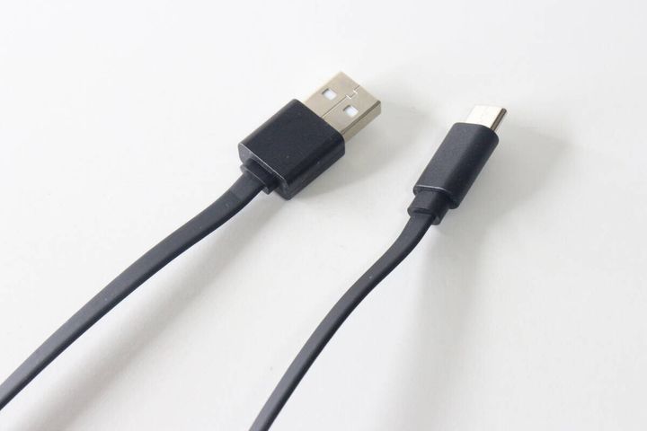 リール式充電・通信ケーブルのUSB-AとType-Cコネクタ