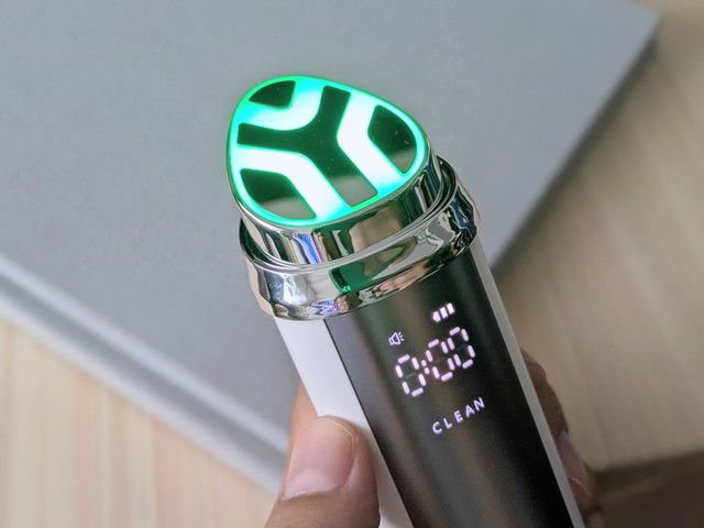 Deep BoostのCLEANモードを使用している様子。ヘッド部分が緑色に点灯している