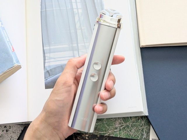 Yunthの美顔器Deep Boostを手に持っている様子