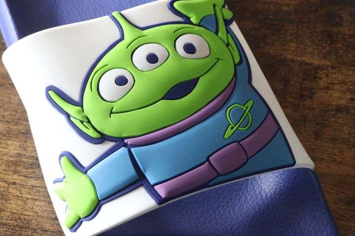 サンダルに描かれたリトル・グリーン・メンのアップ