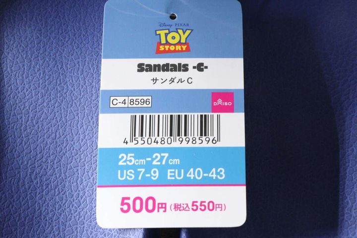 「TOY STORY サンダルC」と書かれた商品タグ