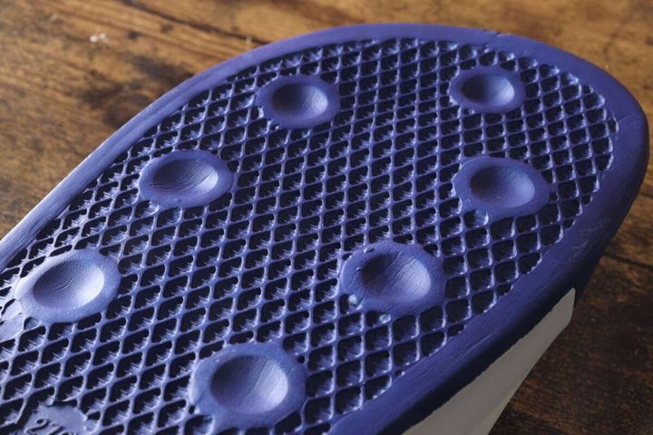 サンダルの靴底にある滑り止めの凹凸加工
