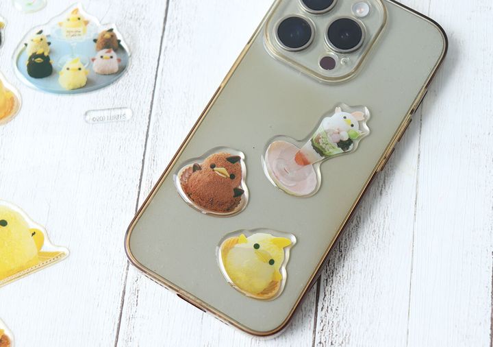 スマートフォンケースに貼られたぴよりんのぷにぷにシール